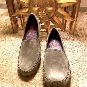 New Skechers athletic relaxed fit women’s shoe.